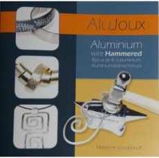 Boeken aluminium juwelen en decoratie